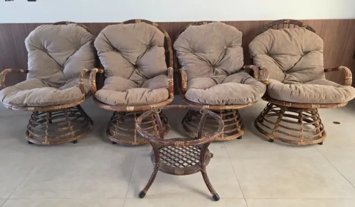 4 poltronas de rattan e 1 mesinha de centro