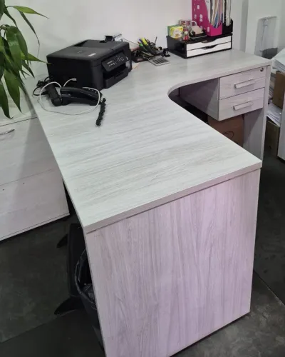 4 mesas de escritorio semi nova em formato L medida 1,40x1,40x0,60