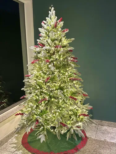 Árvore Natal nevada com frutas vermelhas 2.10m