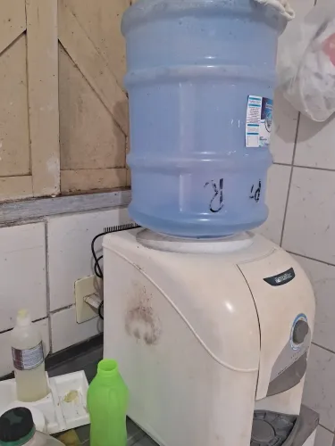 Vende-se um gela agua. Marcar Esmaltac, suportar garrafão de 20 litros, sai água gelada