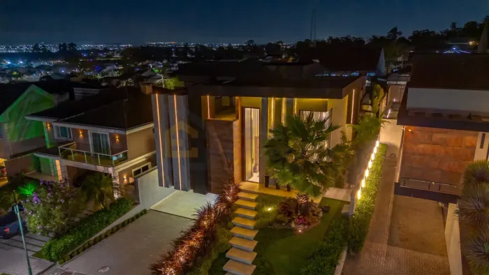 Casa Térrea de 350m2 com 3 suítes, piscina Aquecida, Porteira Fechada no Condomínio PInela
