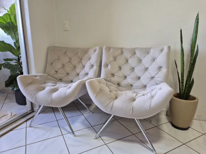 Lindas poltronas de sala.