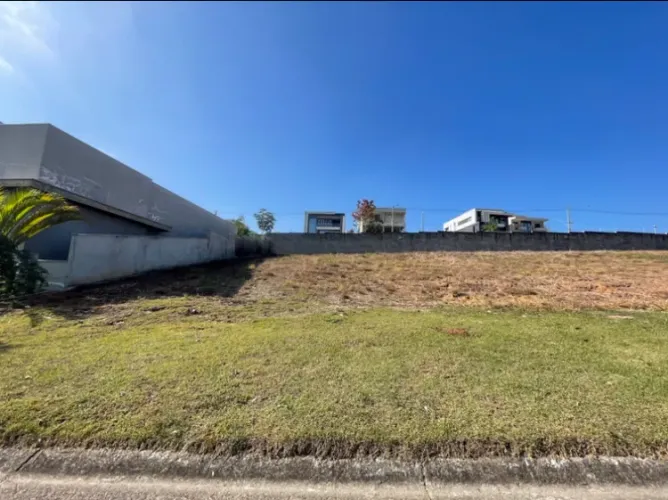 Terreno 600m2 à Venda no Condomínio Colinas do Paratehy. 20X30