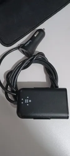 Carregador veicular 4 entradas USB marca Belkin para ligar no cinzeiro