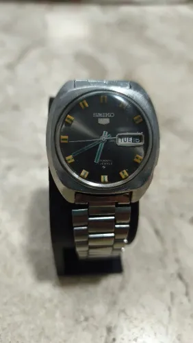 Relógio Seiko 5 calibre 6119 Preto com detalhes dourado