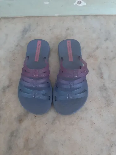 Chinela infantil.