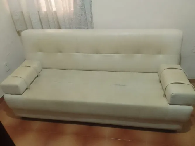Vendo Sofá Cama de Cor Creme Couro Já Usado .