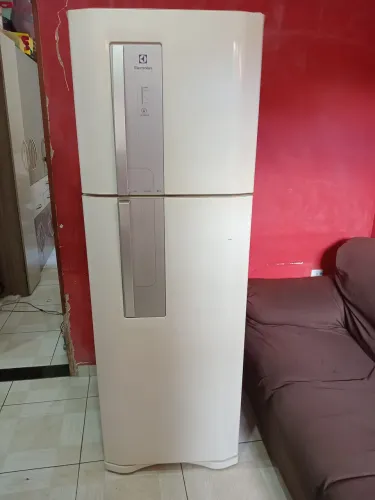 Vende-se a geladeira electrolux frost free DF42 (COM DEFEITO)Não está gelando. Ac ofert