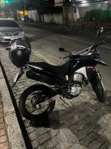 Vendo XRE 300 . Pneus novos , relação , pastilhas . Moto acabou de ser pintada 