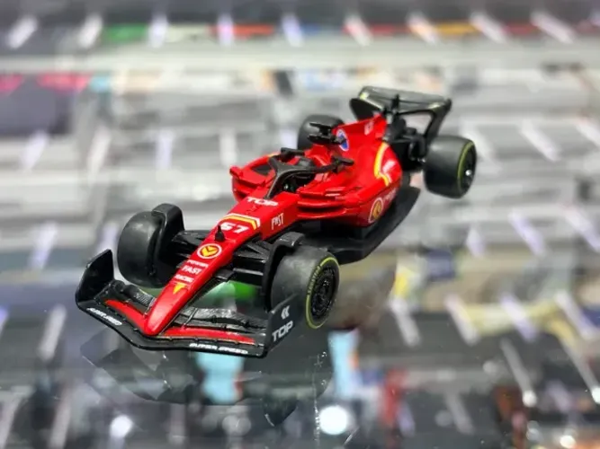 Miniatura Carro de Fórmula 1 - Estilo Ferrari [Escala 1:43] - A Fricção
