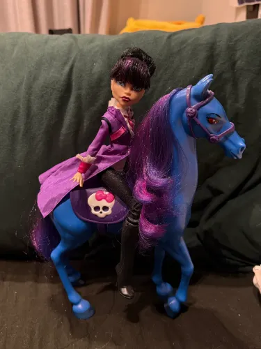 Diretora sem cabeça monster high