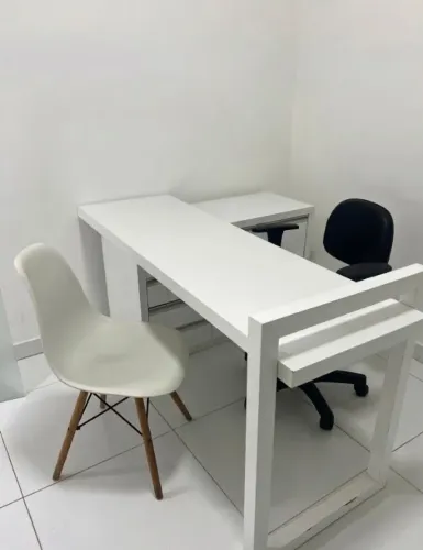 Mesa em L com gavetas + Cadeira ergonômica + Cadeira Eames Eiffel Branca