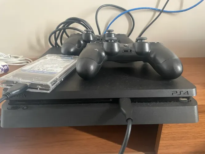 PS4 Slim Completo + 2 Controles + HD Externo 500GB + Caixa Original - Estado de Novo
