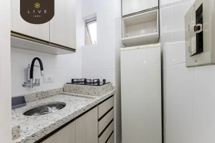 Studio ensolarado, semi mobiliado e com vaga de garagem para locação no Bigorrilho  Curiti
