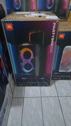 Partybox 520 - Lacrada, + 2 microfones (brinde sujeito a disponibilidade) garantia 1 ano