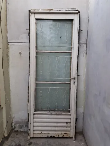 PORTA DE AÇO COM GRADE E VIDRO - 75x210 - USADA