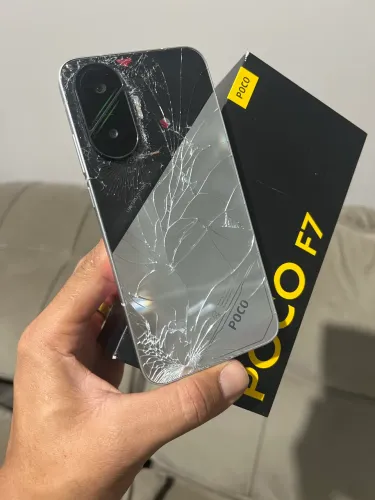 Xiaomi POCO F7 máquina 12 de ram 256 GB R$950 pra vender logo