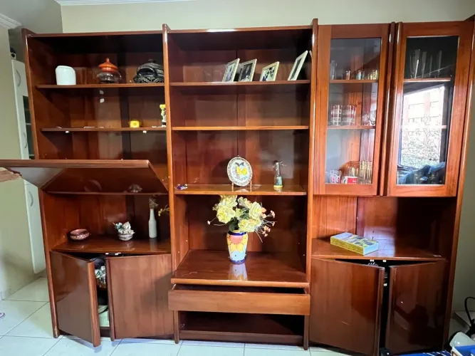 Estante de sala em madeira com portas e prateleiras