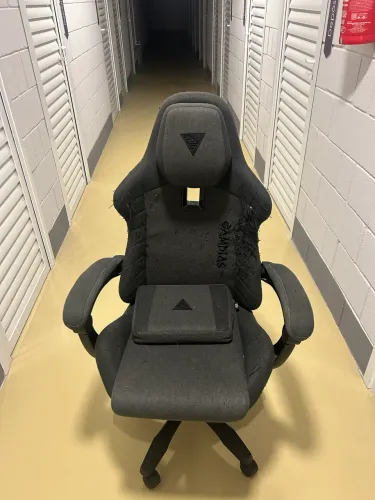 Cadeira Gamer Gamdias com tecido danificado.