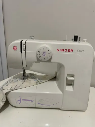 Máquina de costura Singer R$ 750,00