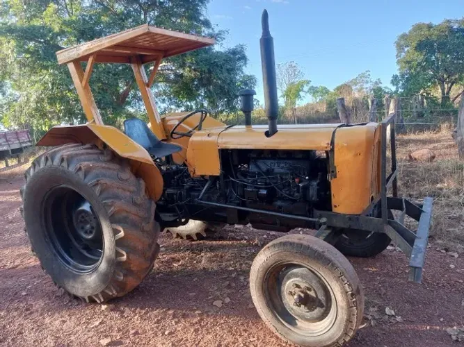 CONJUNTO TRATOR VALMET 85 E ROÇADEIRA DE ARRASTO.