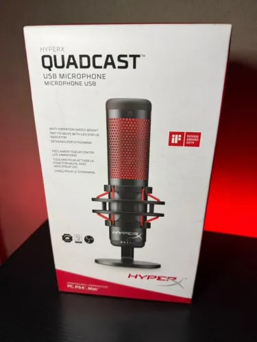 Microfone HyperX QuadCast com suporte na caixa