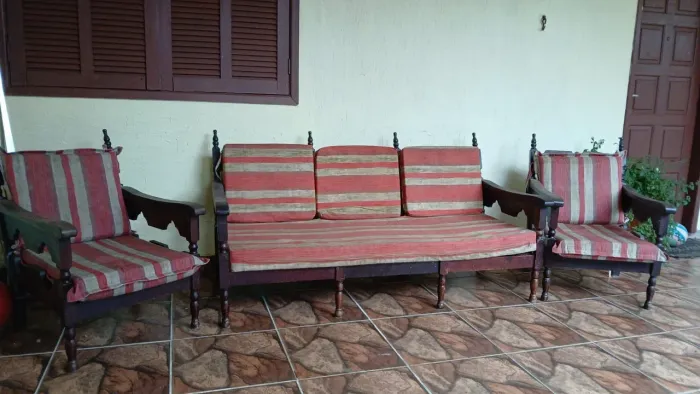Sofá de madeira maciça