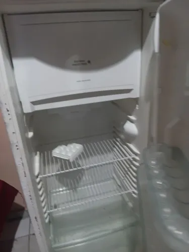 Geladeira consul frosfi pegando tudo em cima i em baixo