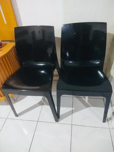 Vende-se 06 cadeiras pretas em bom estado de conservação