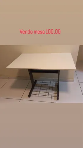 Mesa com tampo branco 100x60cm
