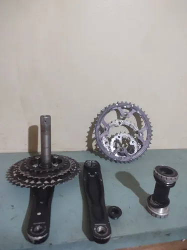 Pedivela Shimano hollowtech Integrado 3v 42/32/24 + movimento central Shimano