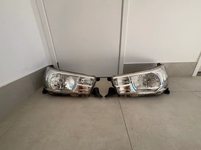 Par farol Hilux
