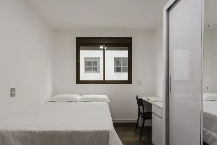 Suíte em apartamento compartilhado com piscina, academia e workspace no Itacorubi