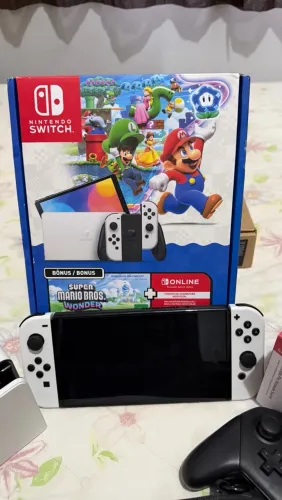 Nintendo Switch OLED e controle Pro 