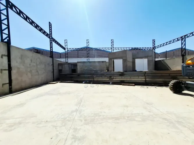 Galpão comercial de 572m² com 03 banheiros para locação em condomínio - Distrito Industria