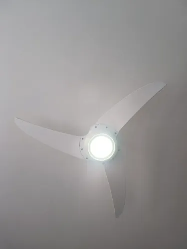 Ventilador Spirit 303 com controle remoro ou controle de parede, usado em bom estado