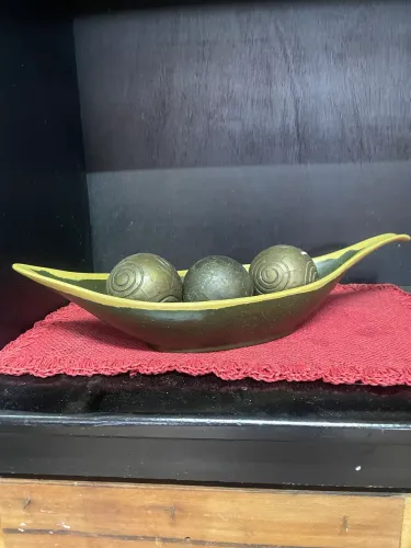 Centro de mesa decorativo com esferas metálicas 