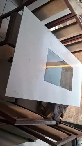 Mesa com tampão de vidro com 6 cadeiras