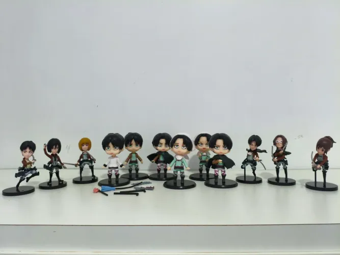12 action figures Shingeki no Kyojin 10 cm e 07cm material PVC