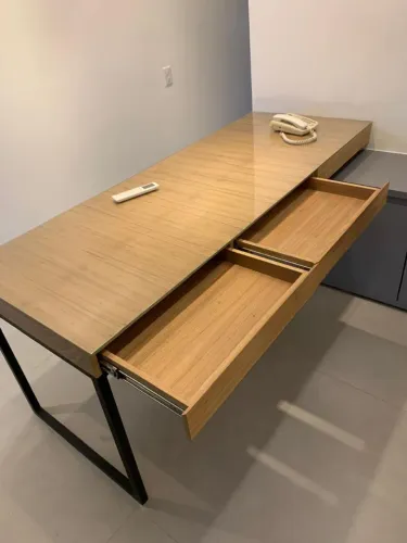 Mesa Executiva com Gaveteiro e Proteção de Vidro