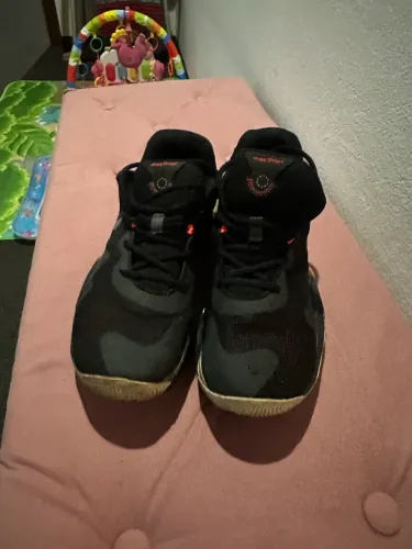Tênis Under Armor Buzze dourado e preto 