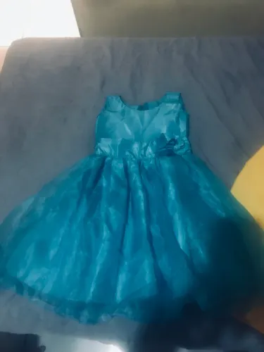 Roupas infantis e uma adulta 