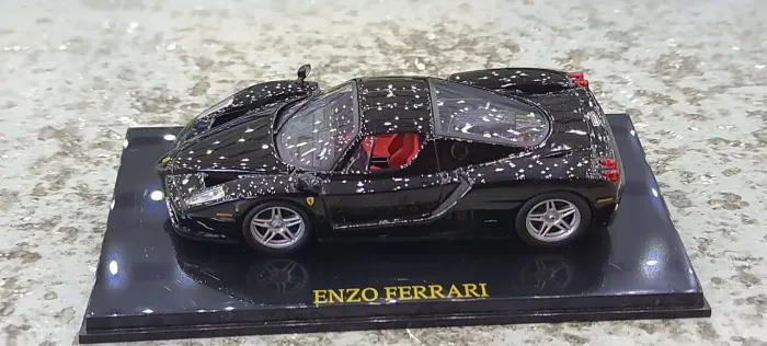 Miniatura 1:43 - Ferrari Enzo 2002 com acrilico