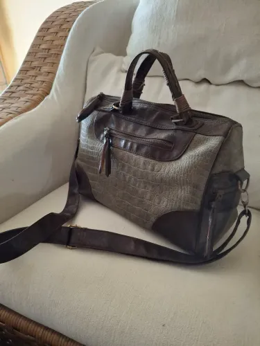 Bolsa de Couro Legítimo com Alça de Ombro Removível