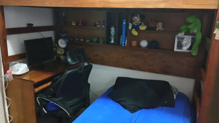 Vendo dormitório de madeira maciça 