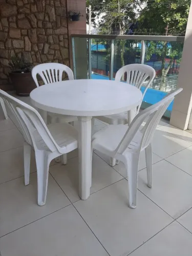 Mesa plástica com 4 cadeiras. Material usado porém bem conservado conforme as imagens.
