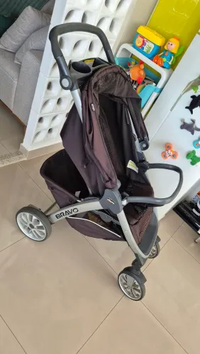 Carrinho de bebê com bebê conforto Chicco Bravo