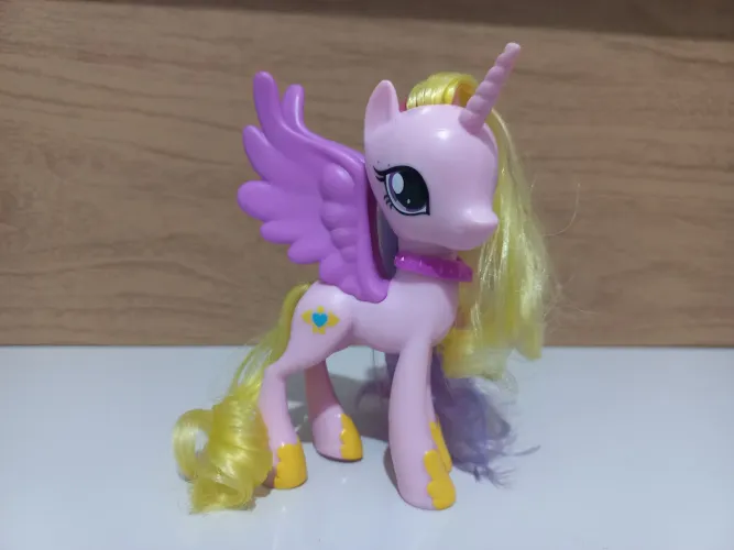 Princesa Cadance modelo Reboot 
