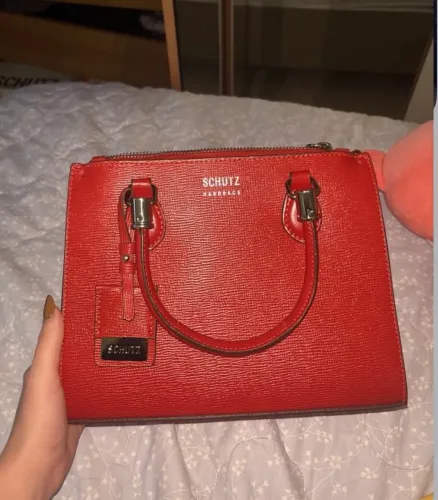 Bolsa Schutz Modelo Lorena Média em Couro legítimo estruturado.