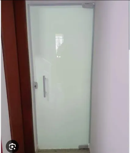 Porta de vidro temperado jateado para banheiro